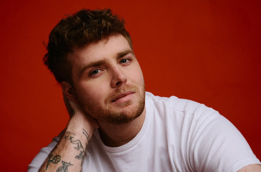 'Ordinary' de Alex Warren se mantém em primeiro lugar na parada Hot 100