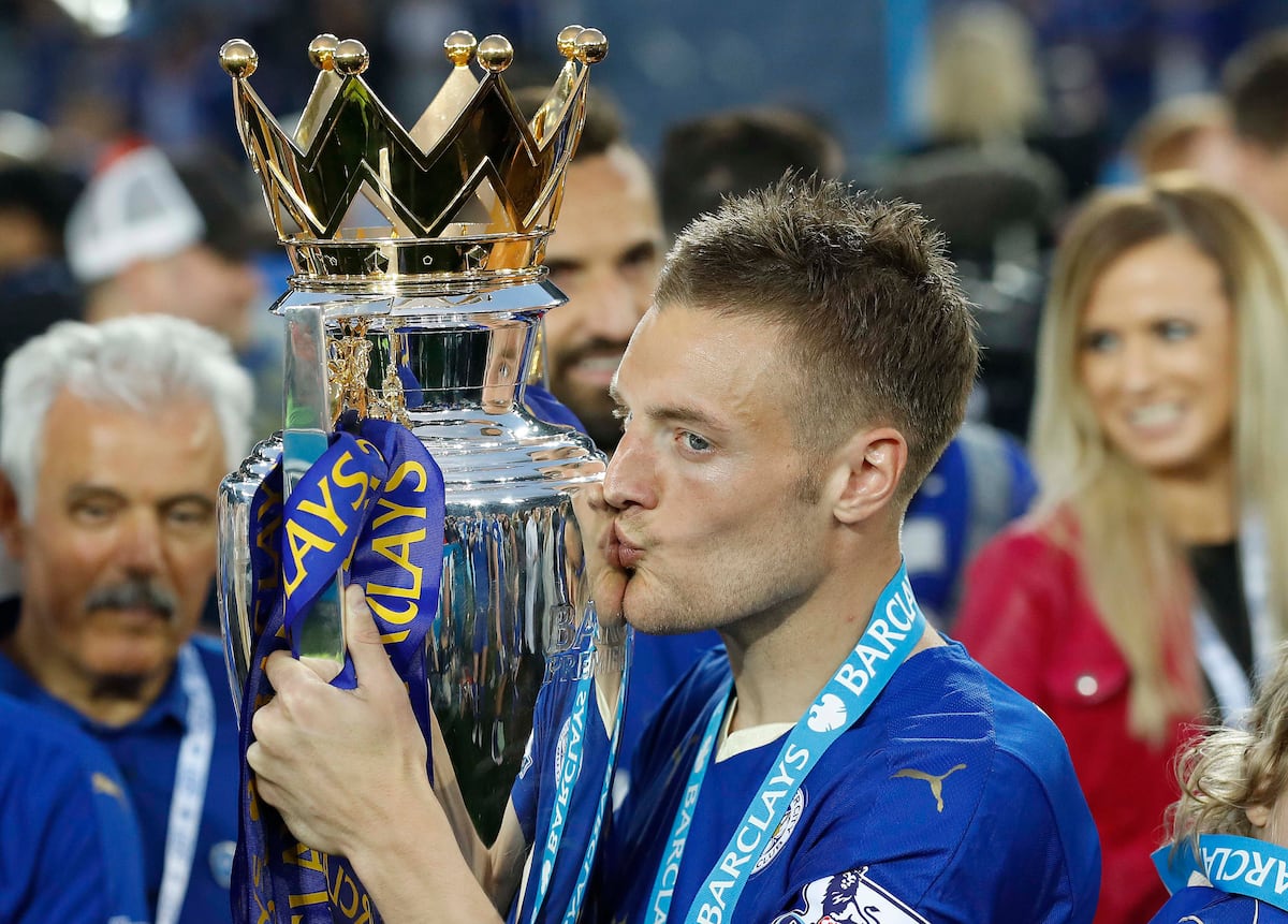 Jamie Vardy beija o troféu da Premier League em 2016 (Foto: Matt Dunham/AP). Vardy deixará o Leicester City após 13 temporadas (Foto: Darren Staples/AFP).