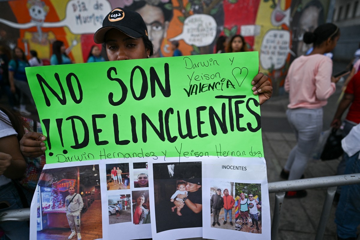 Manifestantes protestam em Caracas contra a deportação de imigrantes venezuelanos dos Estados Unidos para El Salvador (Foto: AFP)