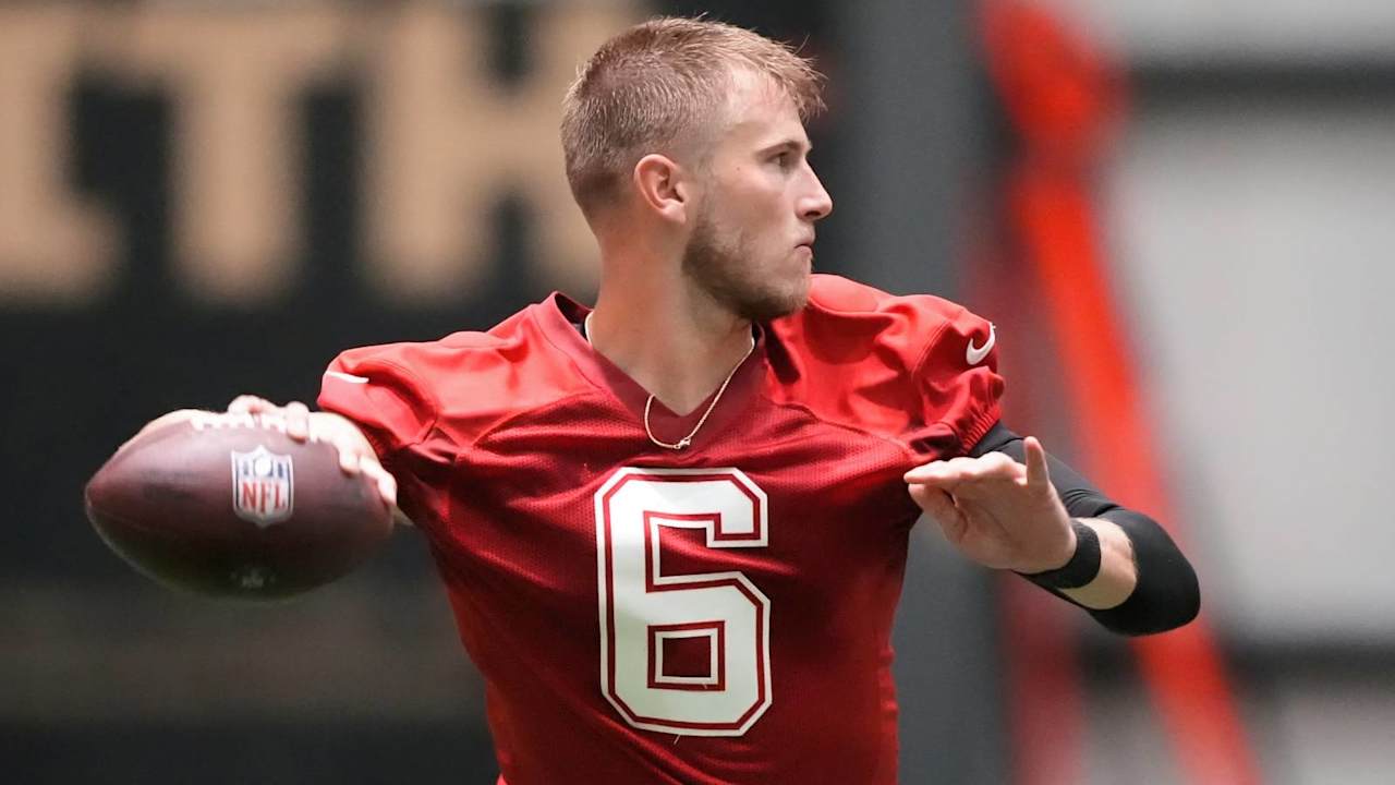 Tyler Shough se destaca em competição de quarterbacks após aposentadoria de Derek Carr