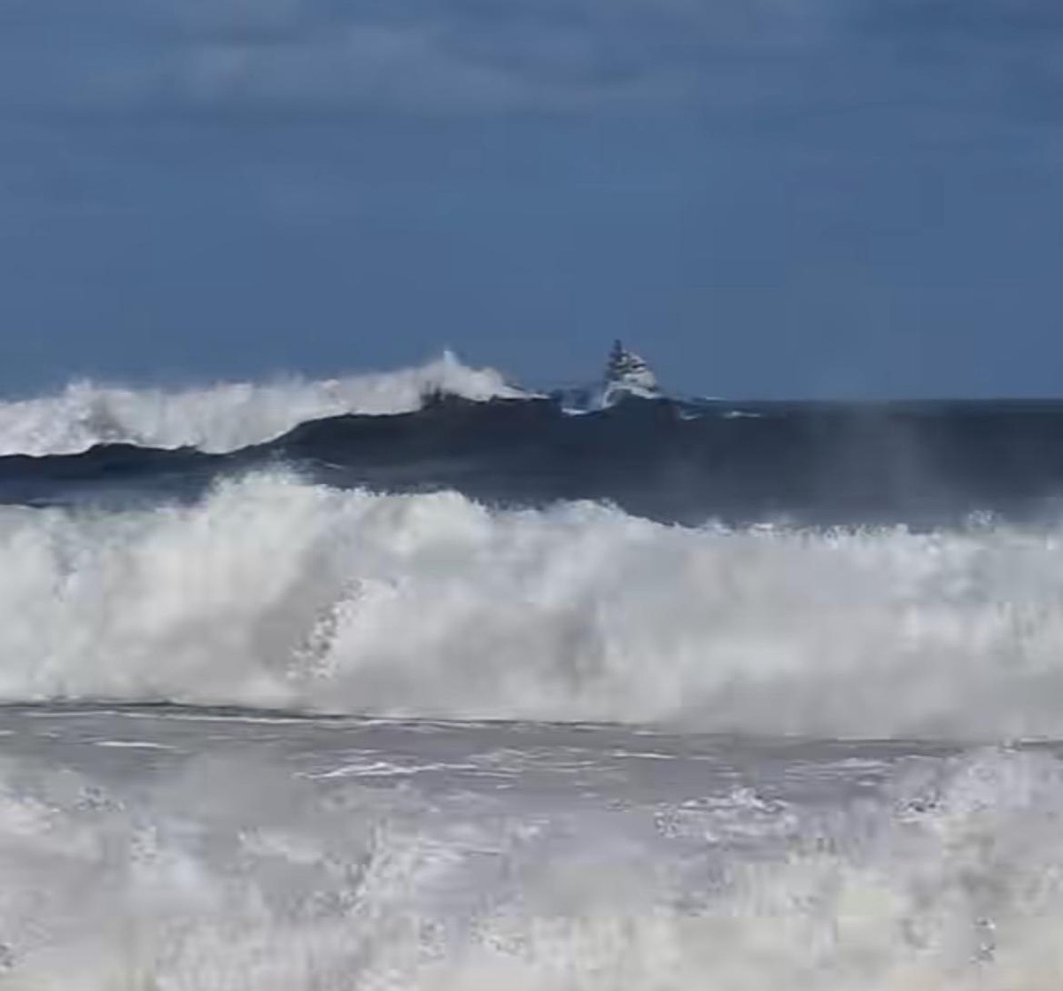 Prefeitura enfrenta dificuldades para acessar praias de Niterói após ressaca marítima