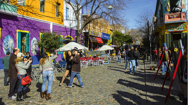 'El Caminito' ganha nova pintura preta e gera polêmica em Buenos Aires