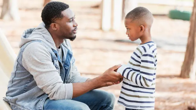 'É importante conversar com a criança sobre o que está acontecendo' (Foto: Getty Images)