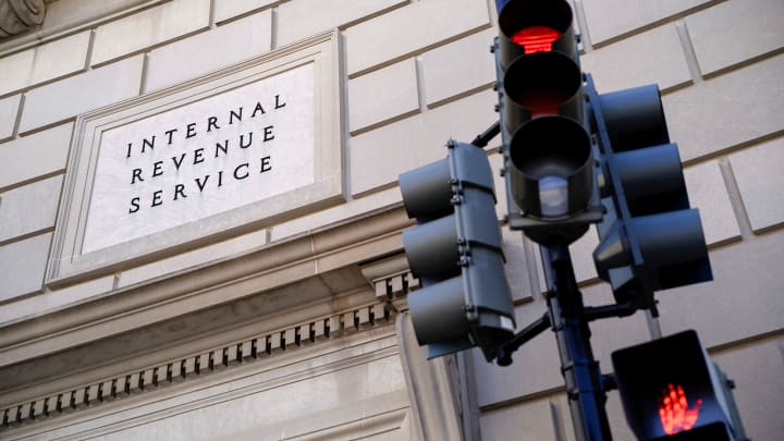 Um semáforo está vermelho em frente ao edifício do Serviço de Receita Interna dos Estados Unidos em Washington, D.C., em 20 de fevereiro de 2025. (Foto: Kent Nishimura | Reuters)