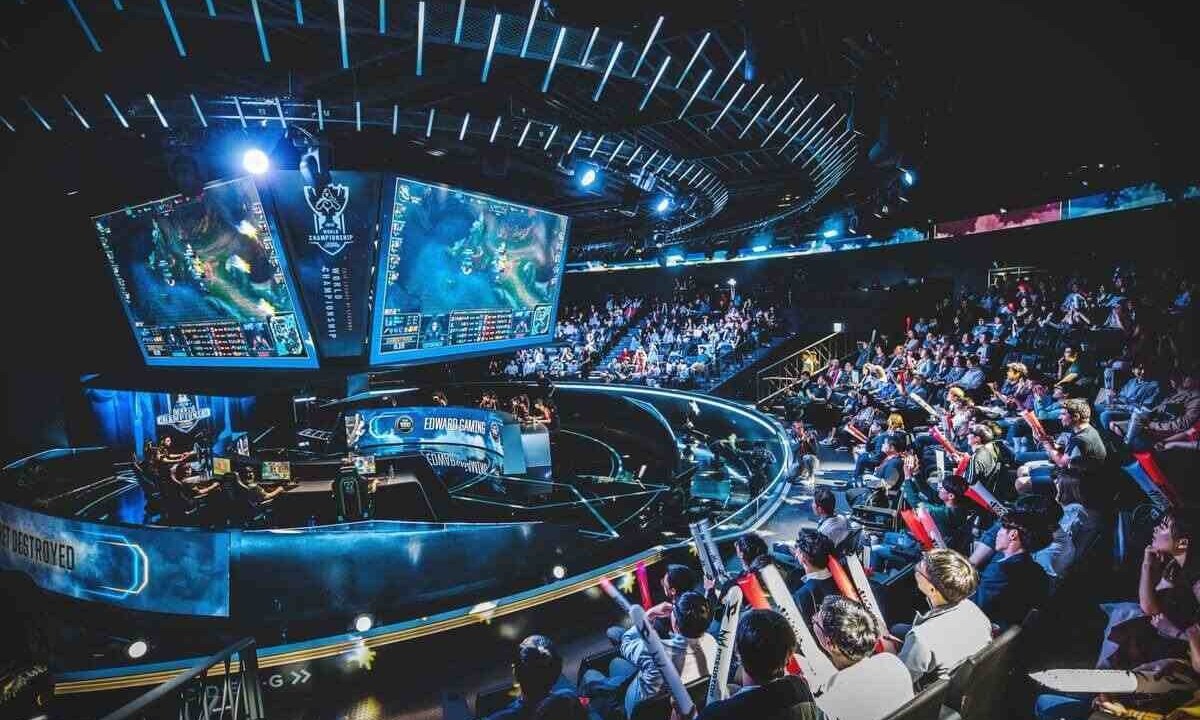 Dias Lucas, jogador do time de Rainbow Six da Team Liquid, cumprimenta adversários da CAG Osaka, do Japão, no Reload (Foto: Saymon Sampaio/Ubisoft/Reprodução)