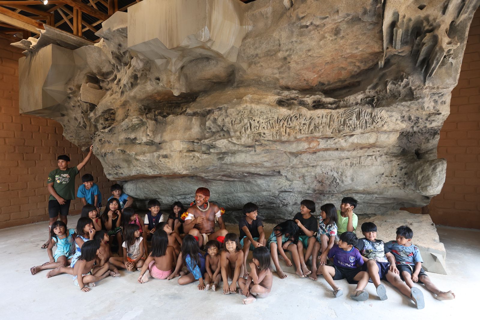 Escola de pedra transforma educação com métodos inovadores e sustentáveis