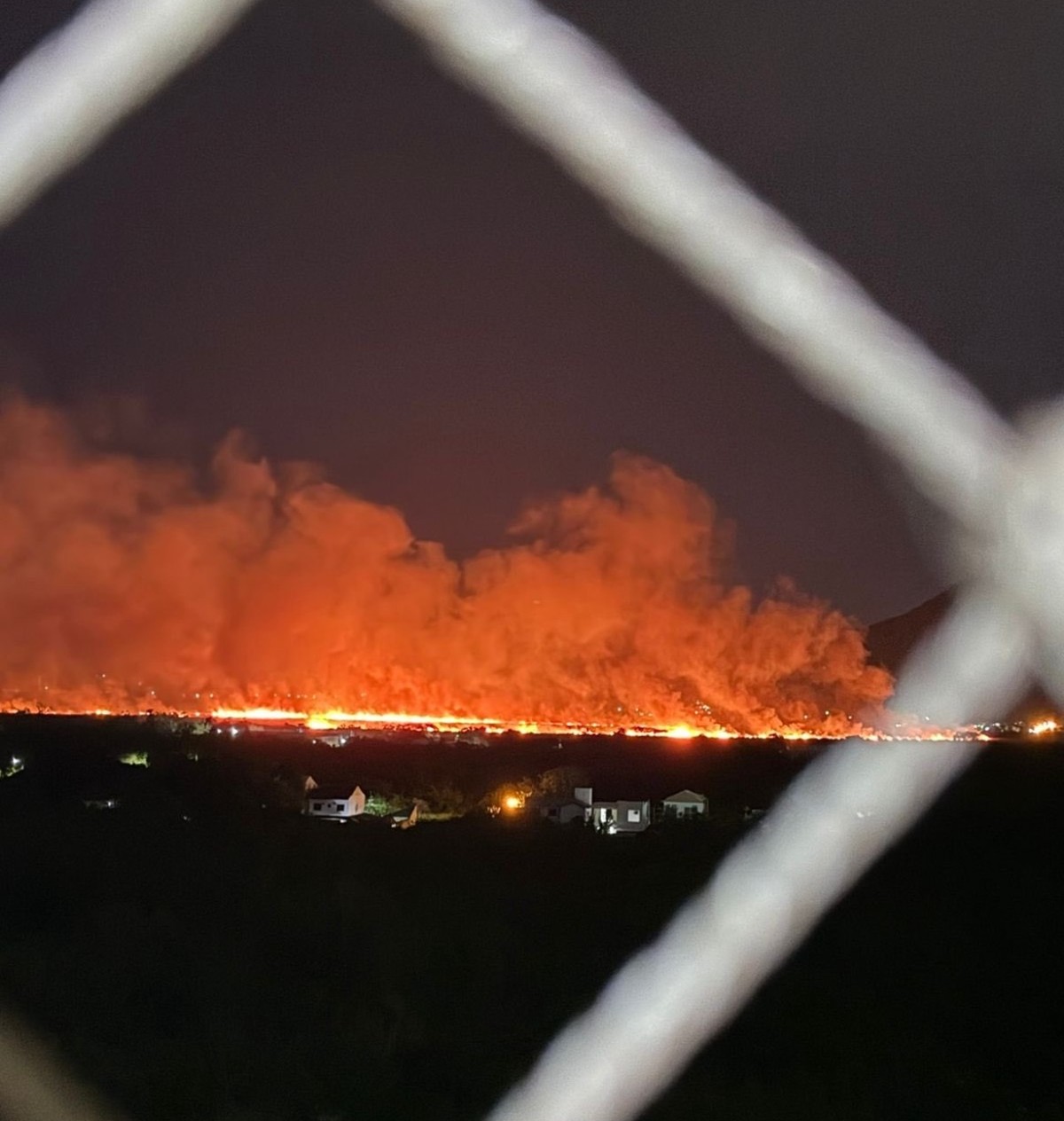 Incêndio florestal mobiliza bombeiros em Vargem Grande para conter as chamas