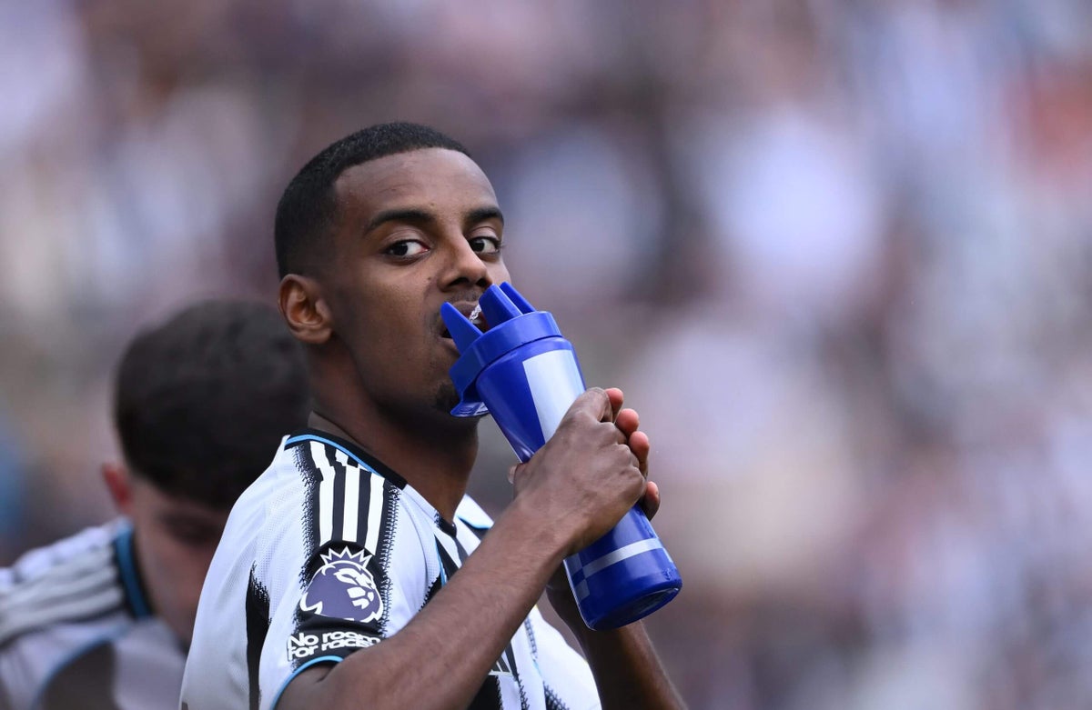 Alexander Isak treina na Real Sociedad enquanto futuro no Newcastle é incerto