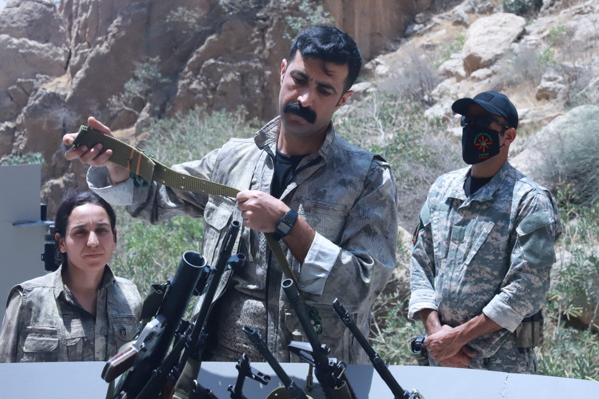 Curdos do PKK destroem armas em cerimônia no Iraque, marcando avanço na paz