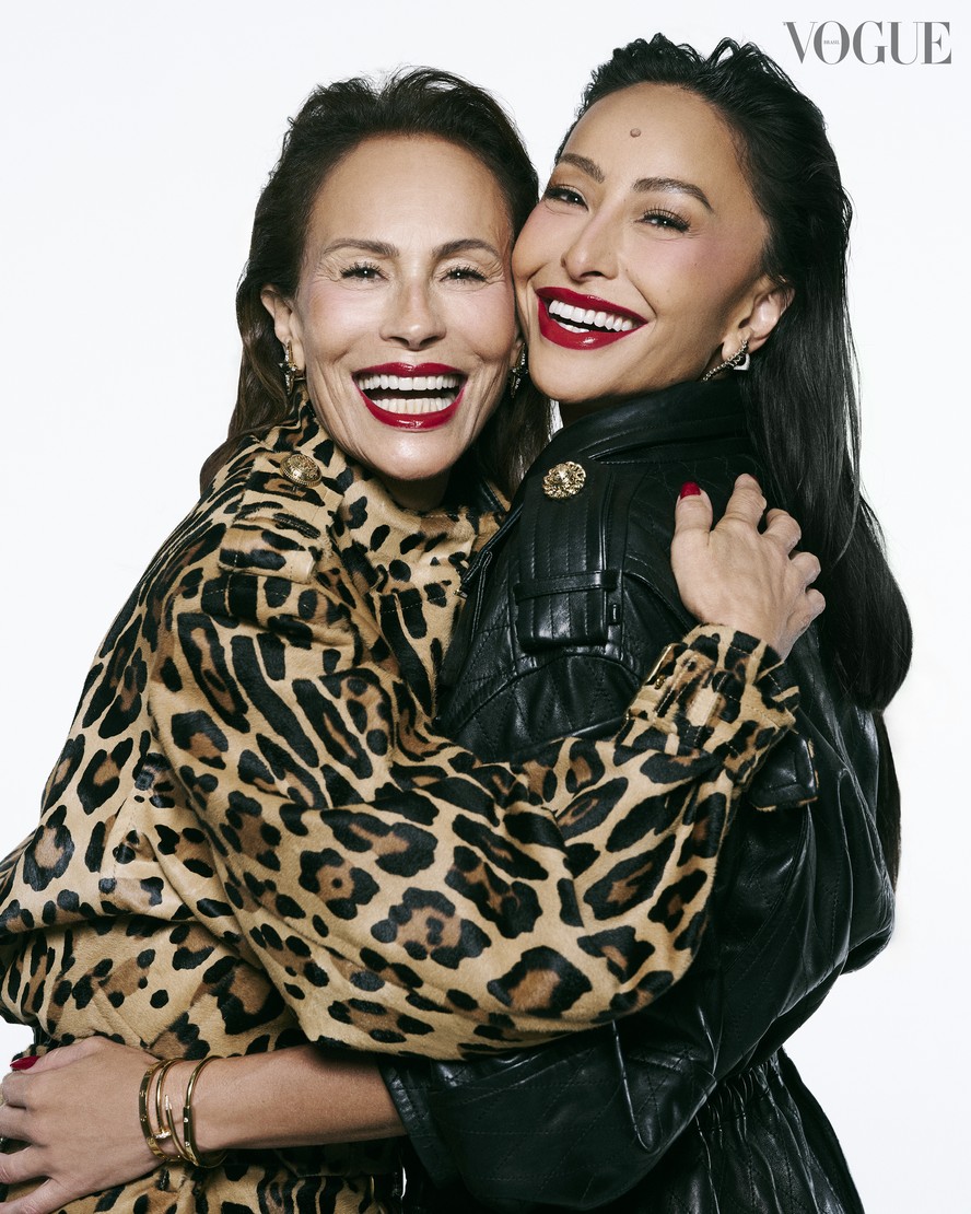 Andrea Dellal e Sabrina Sato na edição de maio de 2025 da Vogue Brasil, que celebra 50 anos da revista no país (Foto: Vogue Brasil/ Hick Duarte)  
Erika Hilton e Silvia Braz na edição de maio de 2025 da Vogue Brasil, que celebra 50 anos da revista no país (Foto: Vogue Brasil)  
Carol Trentini e Isabeli Fontana na edição de maio de 2025 da Vogue Brasil, que celebra 50 anos da revista no país (Foto: Vogue Brasil/ Lufré)  
Paula Mageste com o time da Globo Condé Nast (Foto: Aleph Loureiro)  
Luiza Brunet e Rita Carreira na edição de maio de 2025 da Vogue Brasil, que celebra 50 anos da revista no país (Foto: Vogue Brasil/ Pedro Napolinário)  