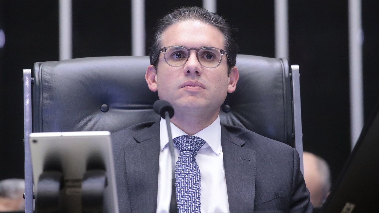 Hugo Motta enfrenta crise política e desafios na Paraíba