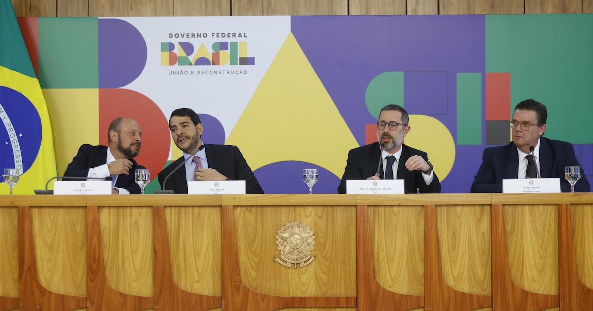 O presidente do INSS, Gilberto Waller, o Advogado Geral da União, Jorge Messias, o ministro da Controladoria Geral da União, Vinicius Marques de Carvalho, e o ministro da Previdência Social, Wolney Queiroz, durante entrevista no Planalto (Foto: Wilton Junior / Estadão)