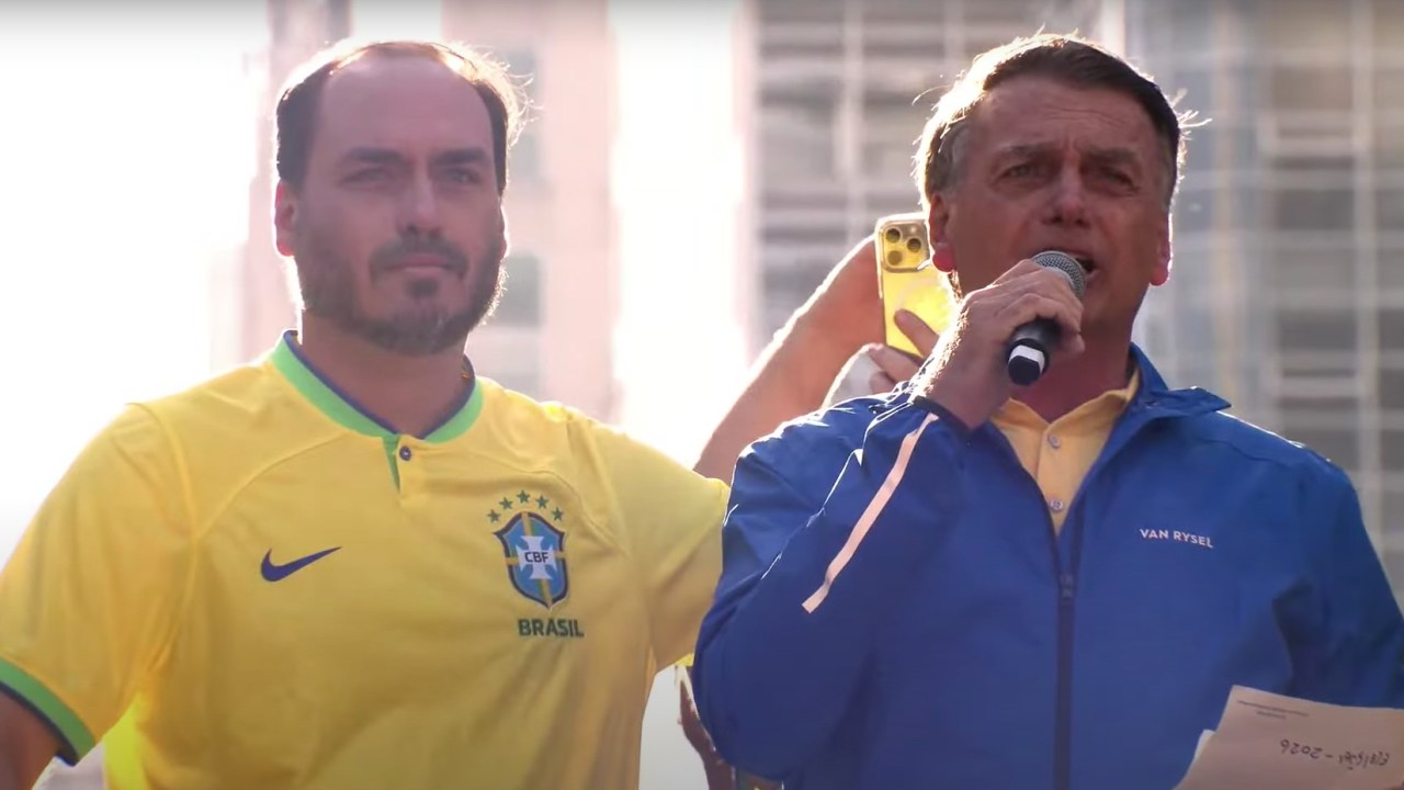 Carlos Bolsonaro participa de evento do PL em Santa Catarina amid racha por Senado