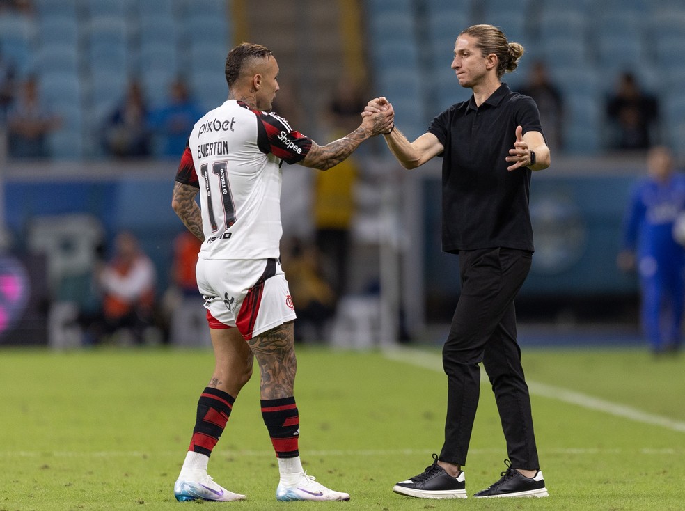 Cebolinha é cumprimentado por Filipe Luís após Flamengo vencer o Grêmio (Foto: Liamara Polli / AGIF)