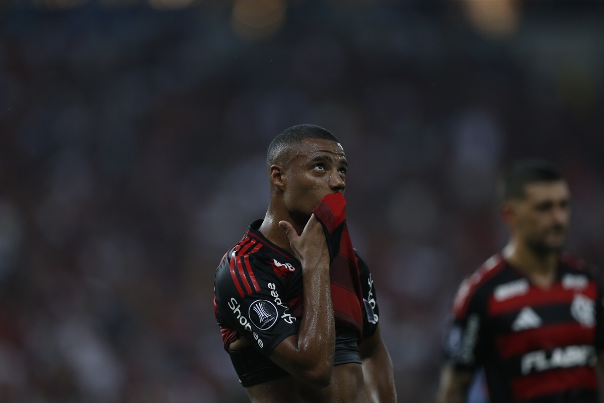 De La Cruz lamenta a derrota do Flamengo para o Central Córdoba (Foto: Alexandre Cassiano)