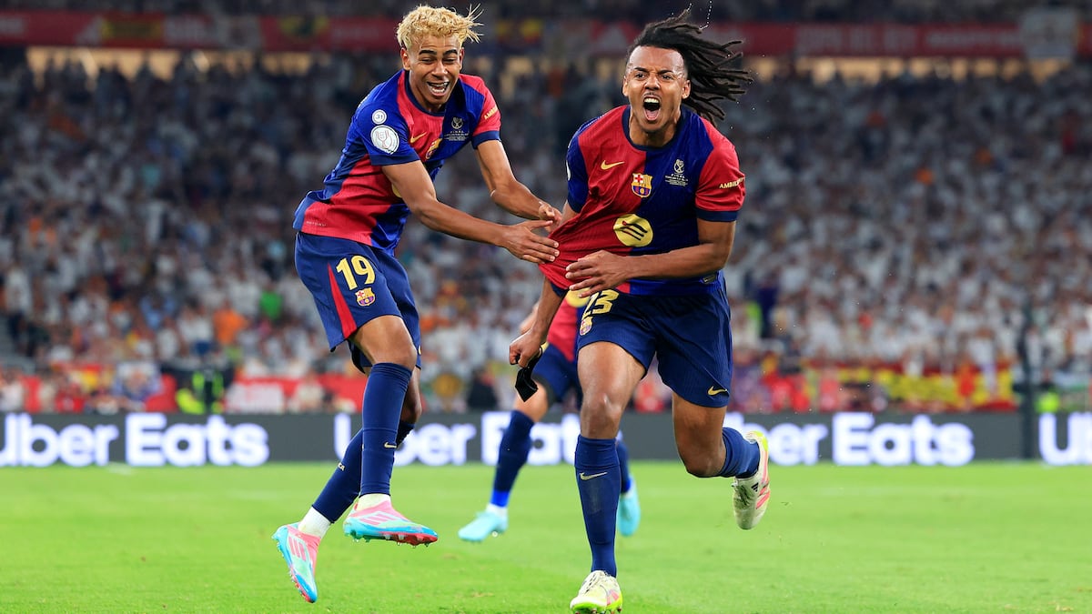 Jules Koundé (direita) celebra com Lamine Yamal o terceiro gol do Barcelona contra o Real Madrid na final da Copa do Rei (Foto: Fran Santiago/Getty Images)