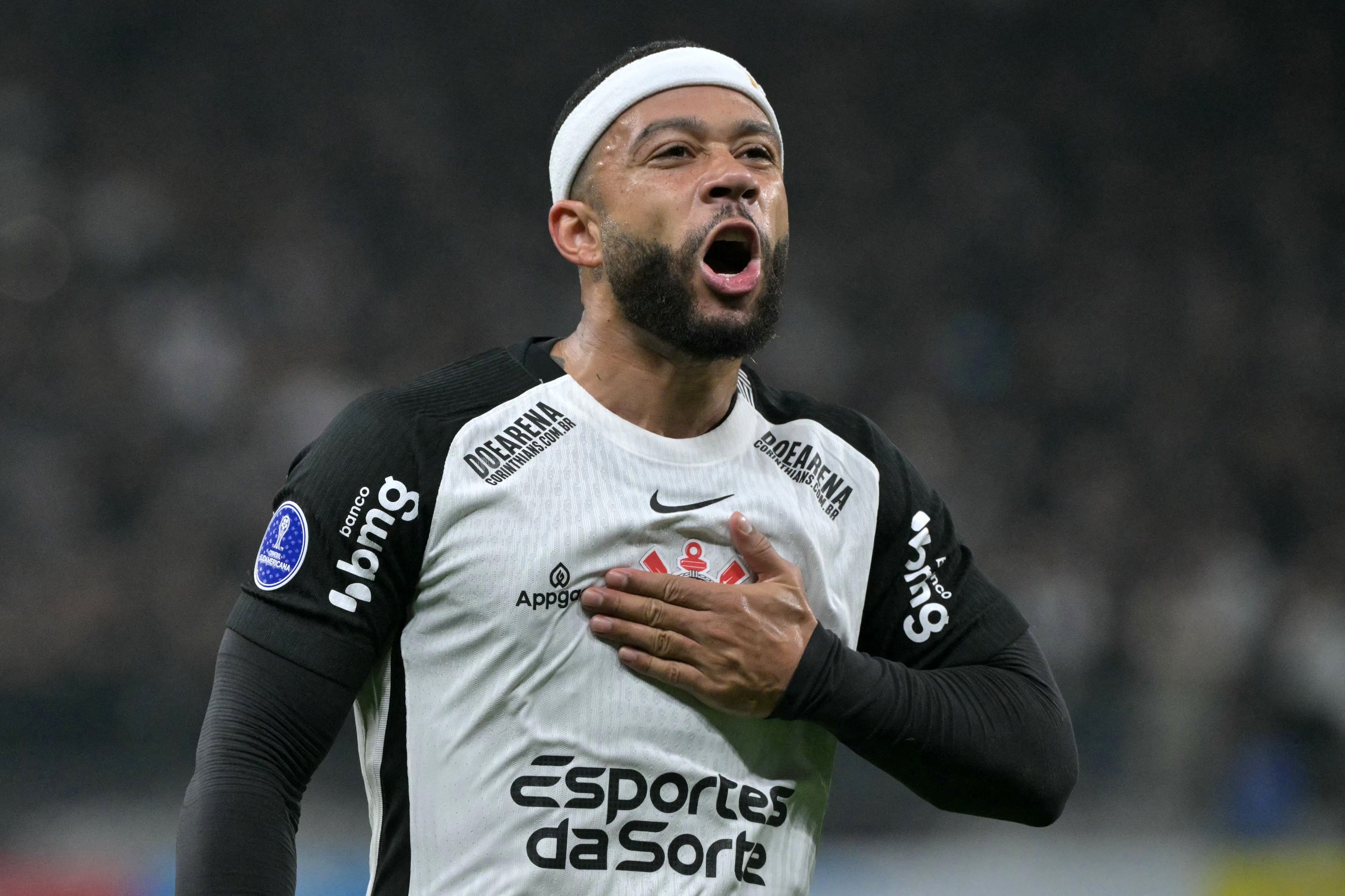Memphis marca contra o Palmeiras, mas clube perde milhões em negociação