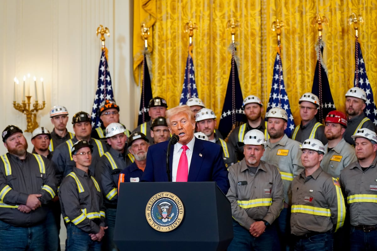 Donald Trump, apresentando as ordens executivas para incrementar o consumo de carvão, na terça-feira. (Foto: ALEXANDER DRAGO / POOL - EFE)