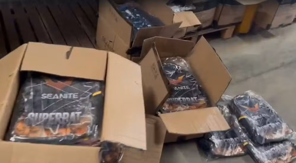 Polícia apreende toneladas de materiais escolares falsificados da DC Comics