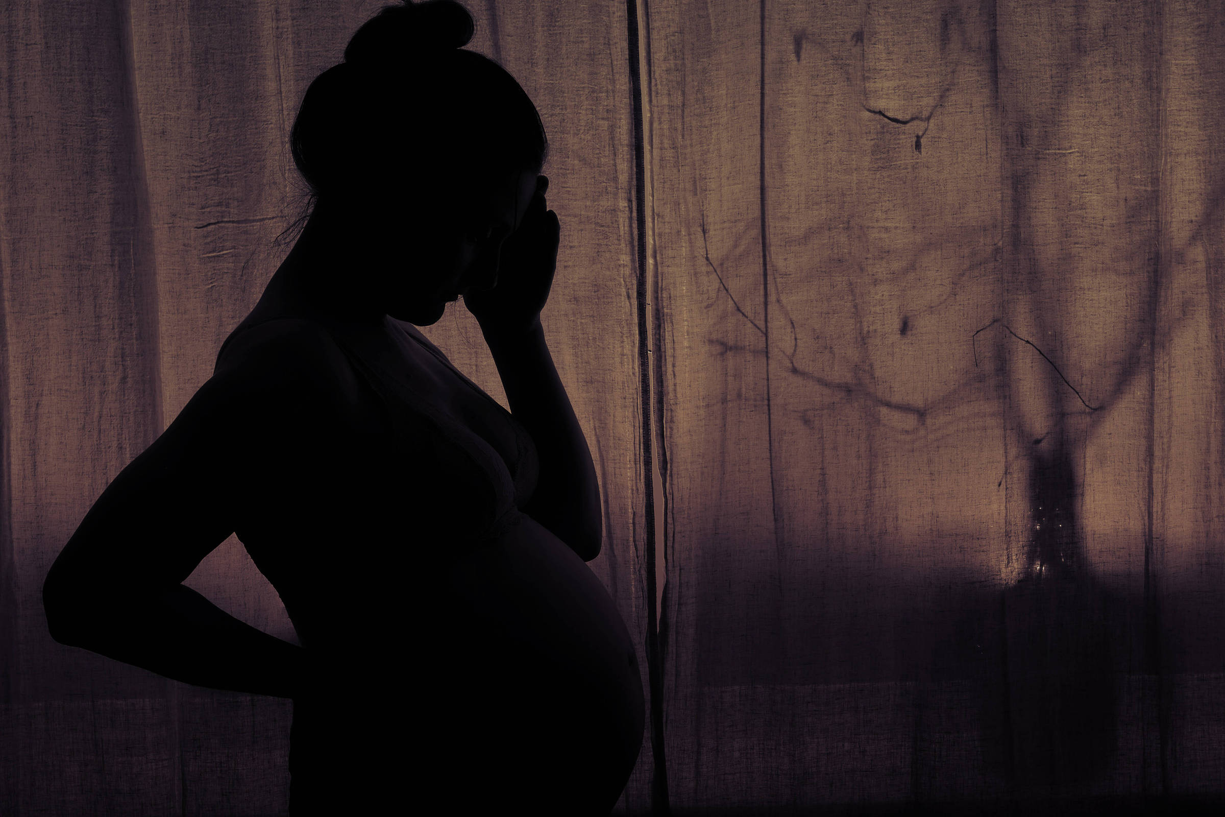 Enquanto o baby blues é uma experiência passageira, a depressão pós-parto é duradoura (Foto: Andrey Zhuravlev/Adobe Stock)