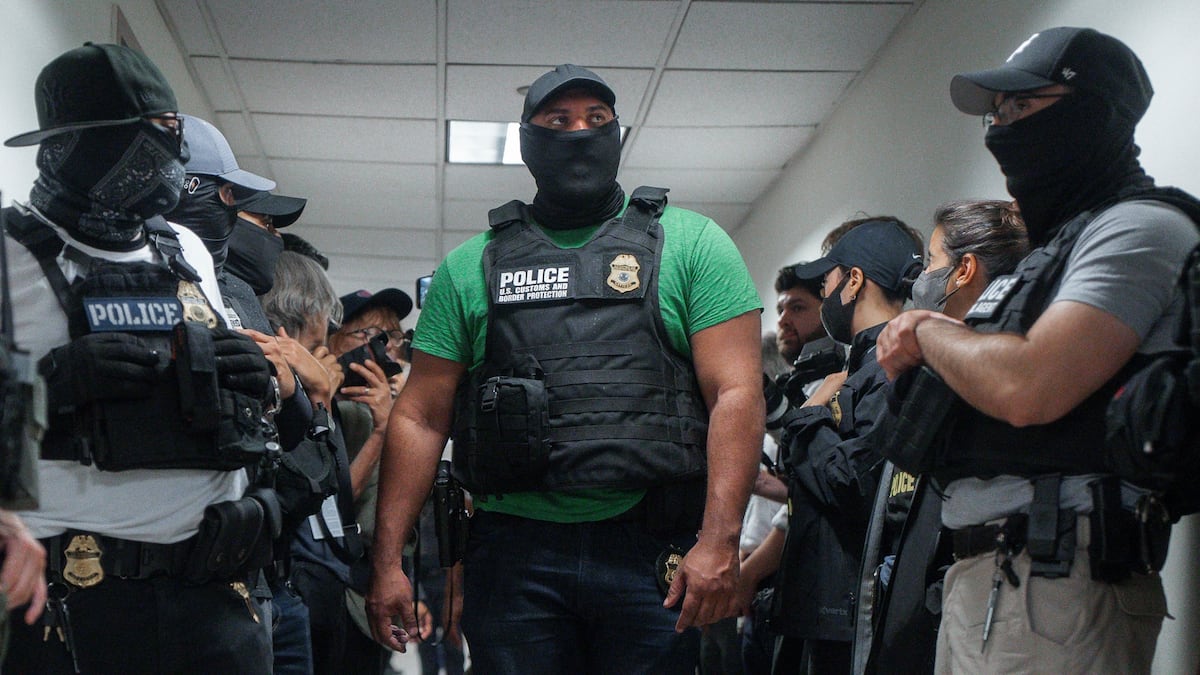 Democratas querem proibir agentes de imigração de ocultar o rosto durante ações