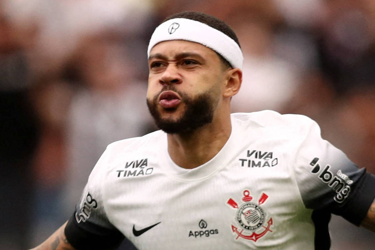 Memphis Depay comemora gol do Corinthians no Brasileirão 2025: Globo diz que é mais vista com jogos, mesmo com divisão entre Record, Cazé TV e Amazon. (Foto: JEAN CARNIEL/REUTERS)