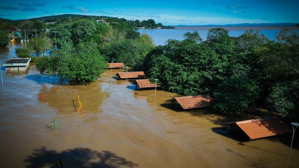 Vista aérea de casas alagadas do bairro Guarujá, localizado no extremo sul de Porto Alegre, em 14 de maio de 2024. (Foto: Jefferson Bernardes/Getty Images)