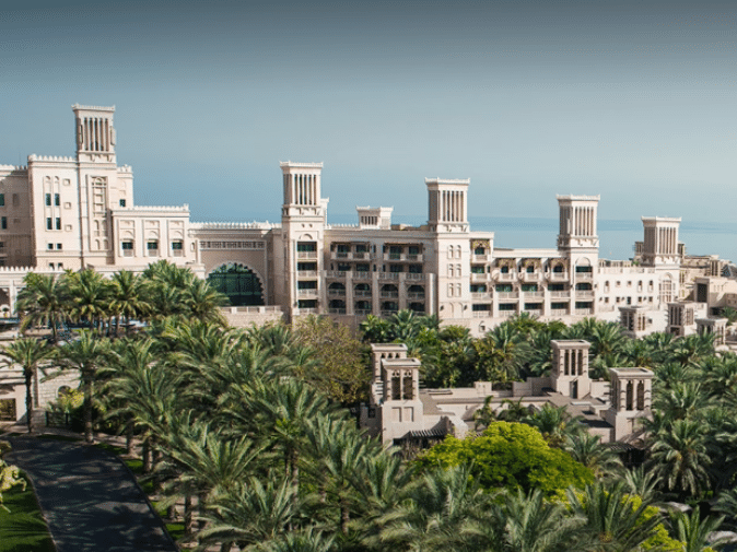 Velha Dubai utiliza torres de vento e muros altos para combater calor intenso