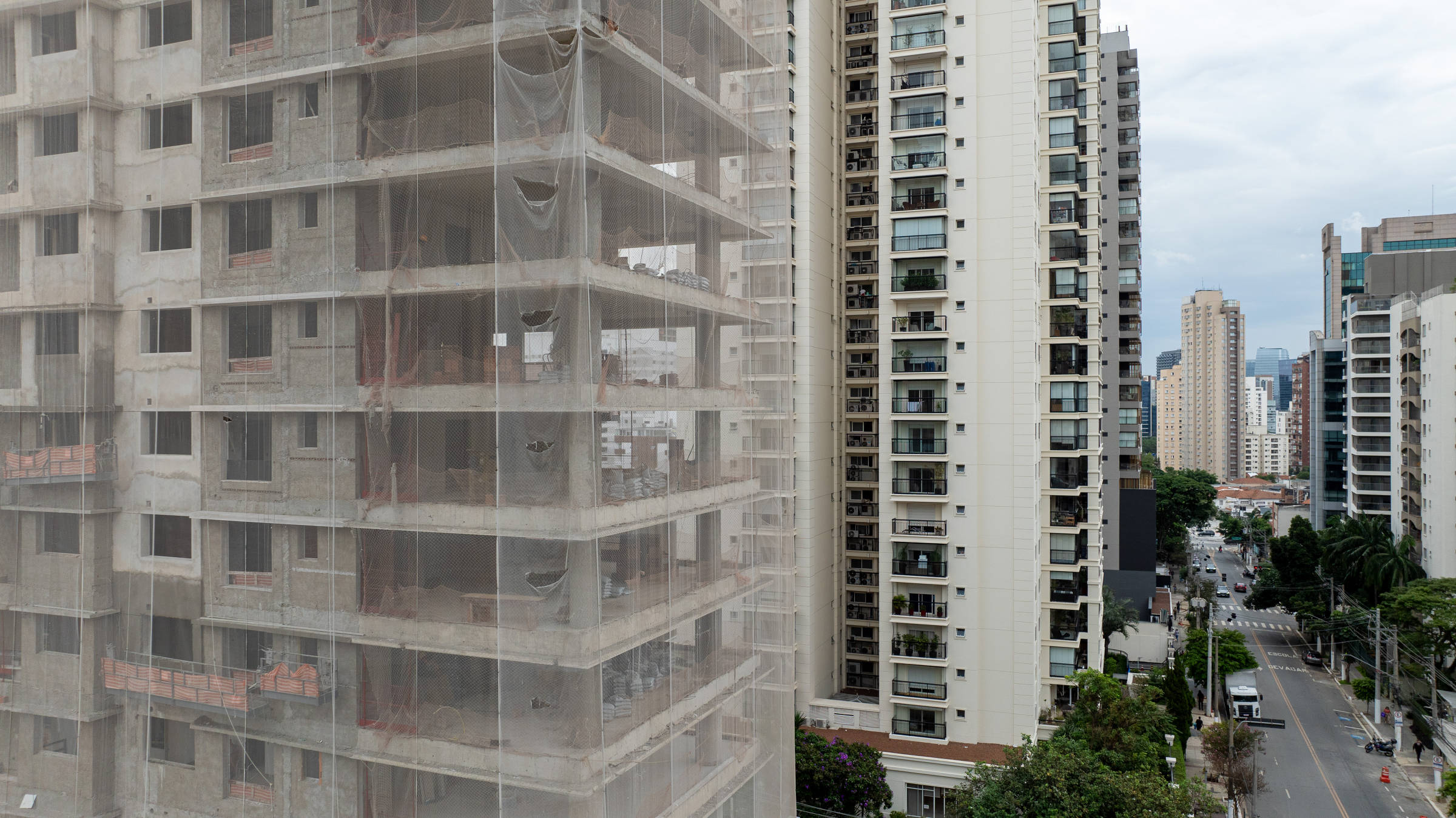 Prédio em construção na avenida Afonso Brás, no bairro Vila Nova Conceição, em São Paulo (Foto: Danilo Verpa - 14.abr.2024/Folhapress)