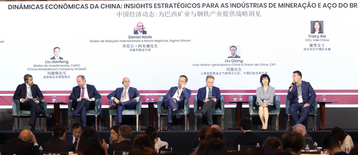 Pedro Dias Leite (à esq.), da CBN; o ministro Alexandre Silveira; Daniel Abdo, da Sigma Lithium; Liu Jianfeng, da CMOC; Liu Qiang, da CIFF; Tracy Xie, da Vale China; e Joe Zhao, do Yongfeng Group (Foto: Heka Producciones/Valor)