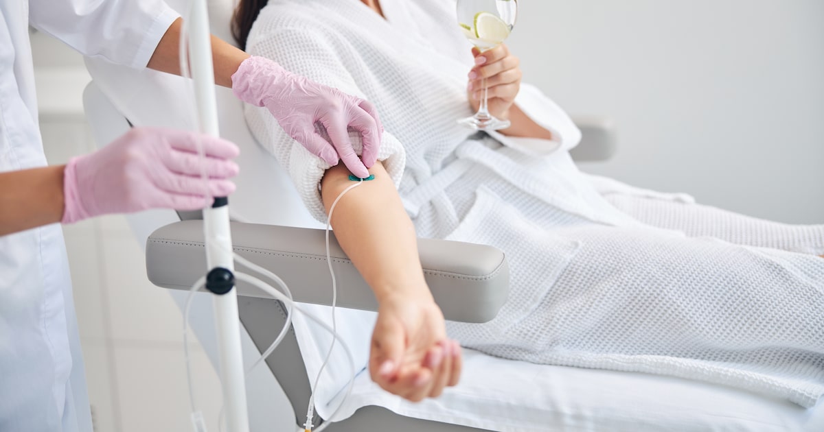 Soroterapia: entenda os riscos de receber vitaminas diretamente na veia