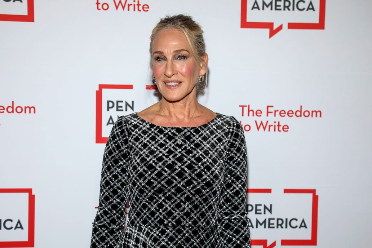 Sarah Jessica Parker na alfombra roja dos prêmios literários PEN America, em 15 de maio de 2025, em Nova York. (Foto: Associated Press/LaPresse)