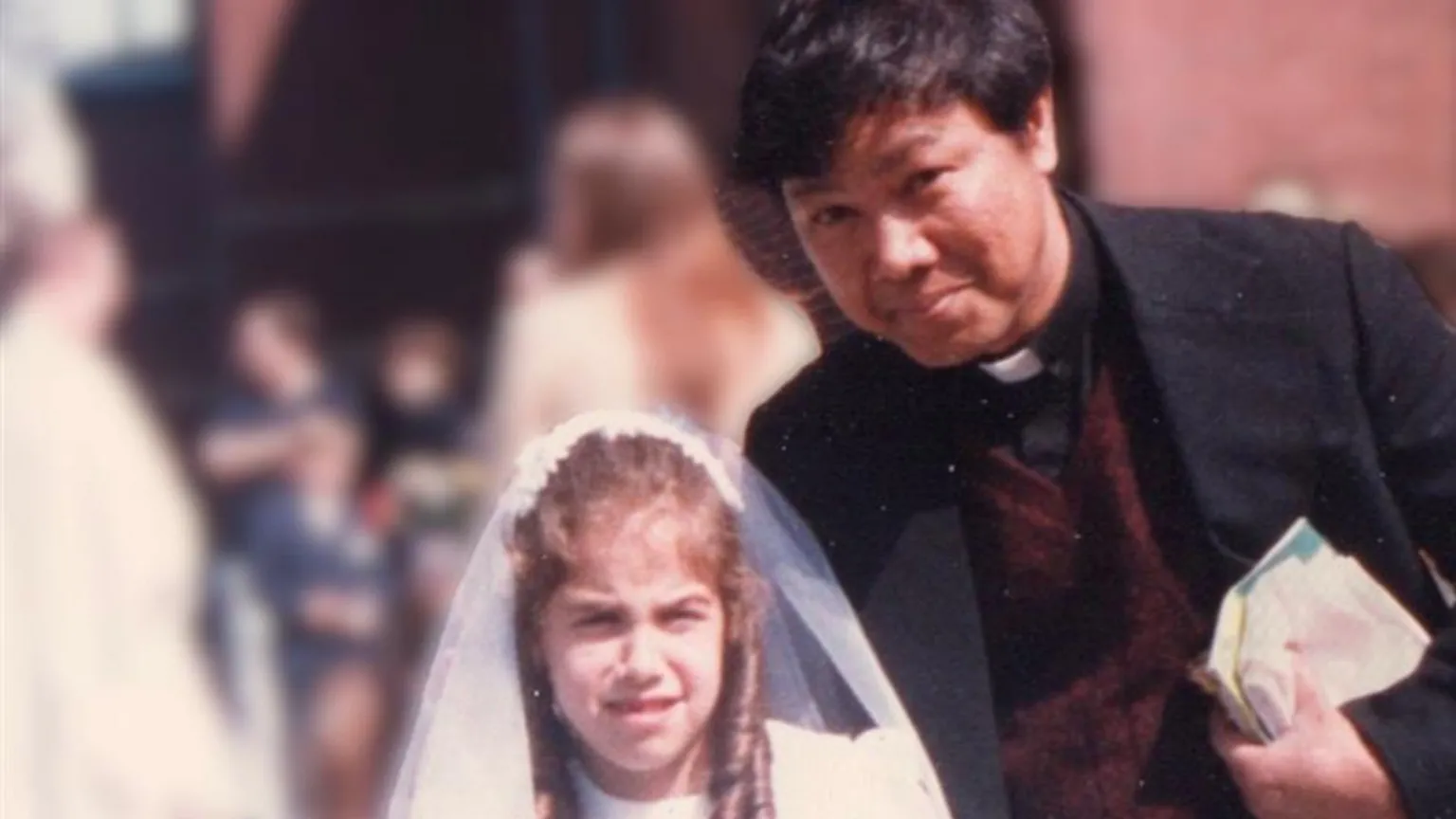 Alexa MacPherson (esquerda) foi abusada sexualmente desde os três anos pelo padre Peter Kanchong (direita) (Foto: família MacPherson)