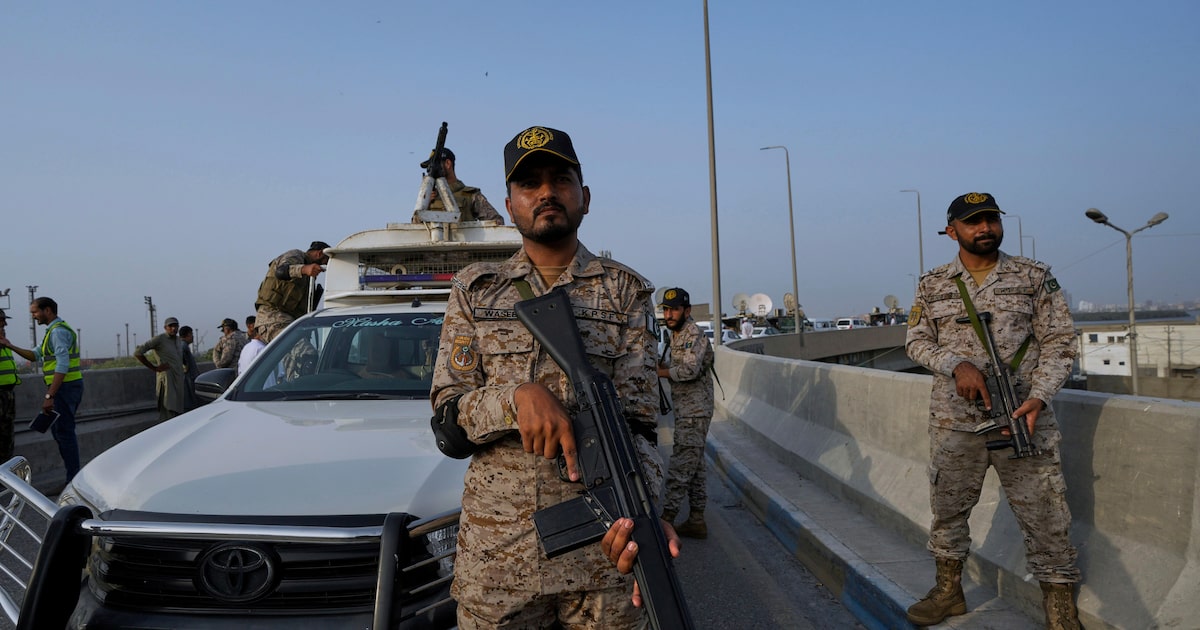 Soldados paramilitares de prontidão em rodovia perto de Karachi, no Paquistão, em meio ao conflito com a Índia. (Foto: Fareed Khan/Associated Press)