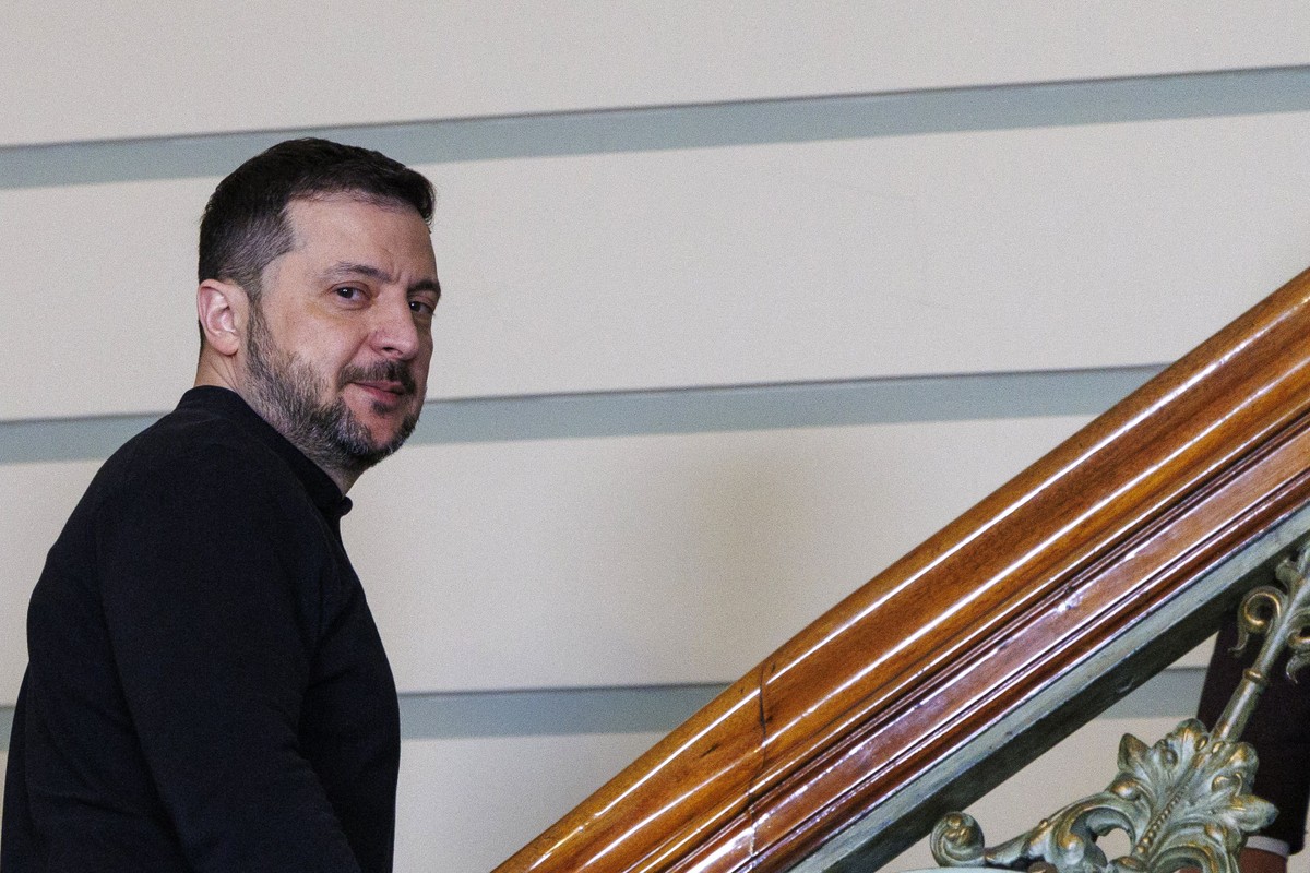Presidente da Ucrânia, Volodymyr Zelensky, antes de reunião com líderes europeus em Bruxelas (Foto: NICOLAS MAETERLINCK / BELGA / AFP)