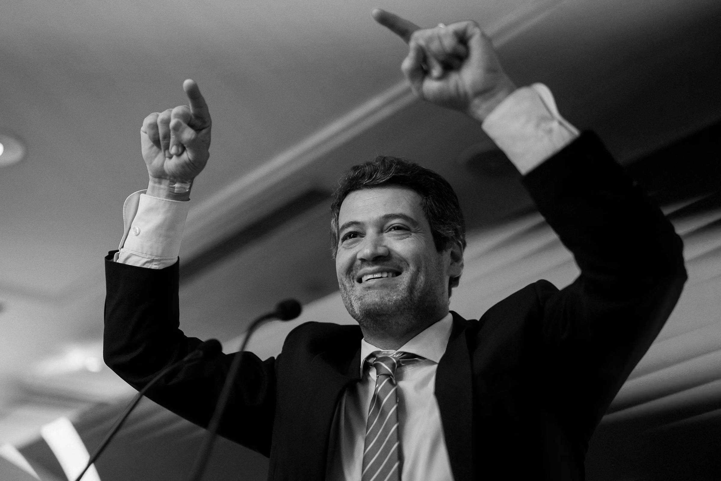 André Ventura, líder do Chega, festeja seus resultados nas eleições antecipadas portuguesas, este lunes em Lisboa (Portugal). (Foto: Ana Brigida/AP)