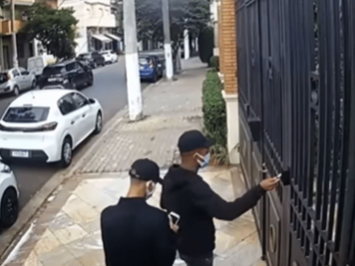 Assaltantes invadem condomínio na Vila Romana, em São Paulo (Foto: Reprodução / PM)
