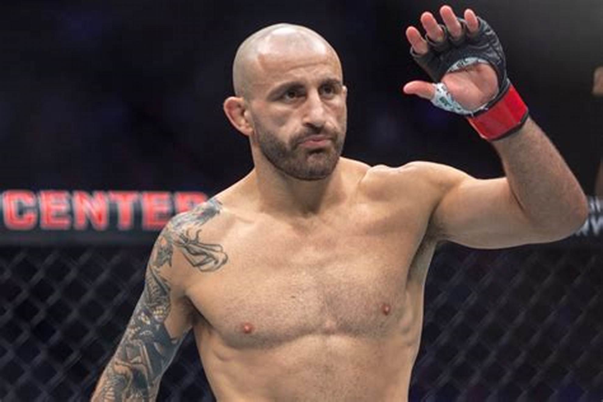 Alexander Volkanovski e Diego Lopes em encarada antes do UFC 314. (Foto: Reprodução X/UFC)