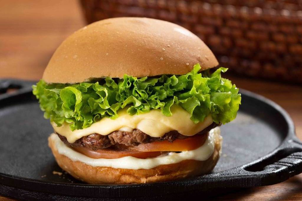Aprenda a fazer um hambúrguer delicioso em casa com apenas seis ingredientes