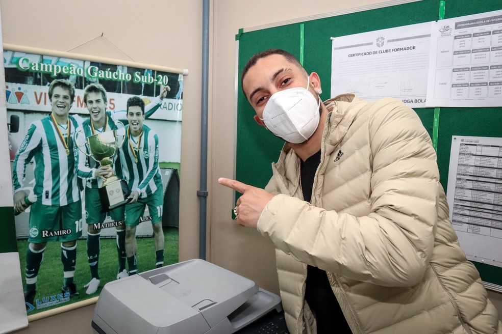 Alex Telles retorna ao Juventude após 12 anos em duelo no Brasileirão