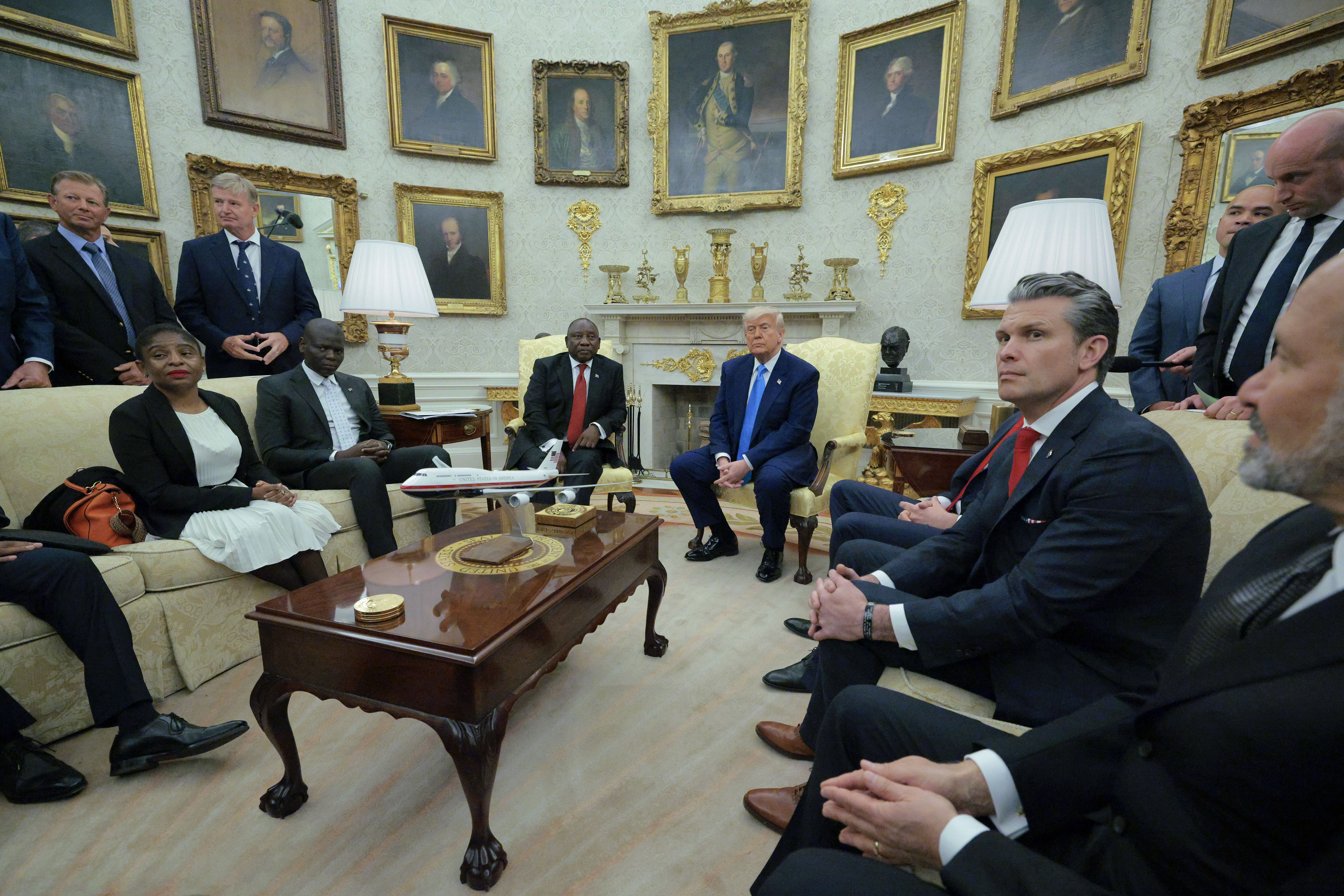 Líderes mundiais enfrentam novos desafios após confrontos de Trump no escritório oval
