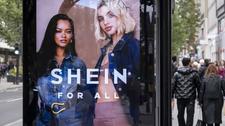 Publicidade em ponto de ônibus para a empresa de moda chinesa Shein em 4 de maio de 2025 em Londres, Reino Unido. (Foto: Mike Kemp | In Pictures | Getty Images)