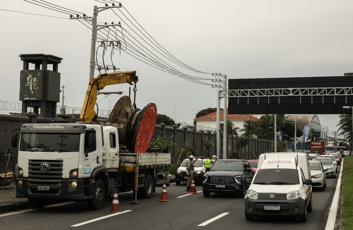 Estrada do Galeão, na Ilha do Governador (Foto: Gabriel de Paiva/Agência O Globo)