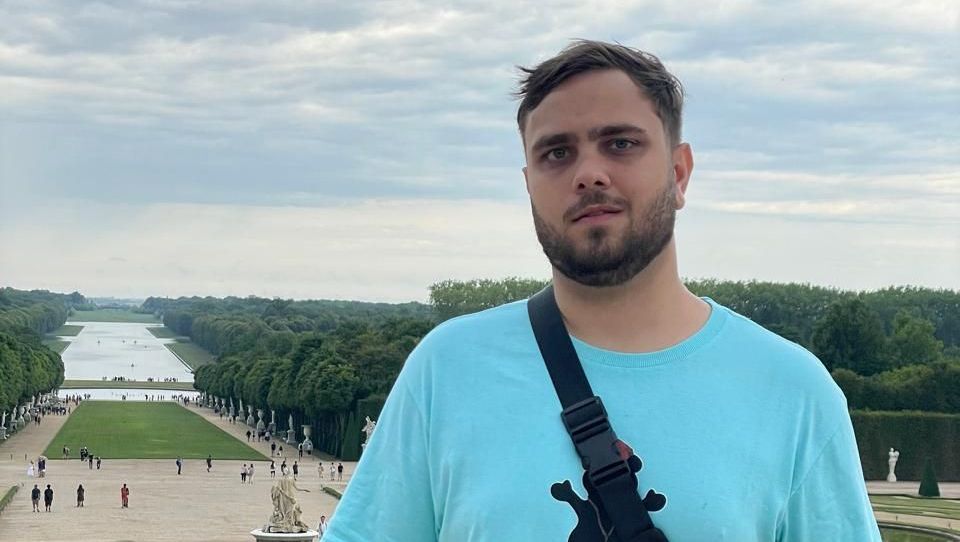 Renan Treglia Erritto passou por um longo processo até conseguir o diagnóstico de Ataxia de Friedreich, doença neurodegenerativa ultrarrara. (Foto: Arquivo Pessoal/Renan Treglia Erritto)