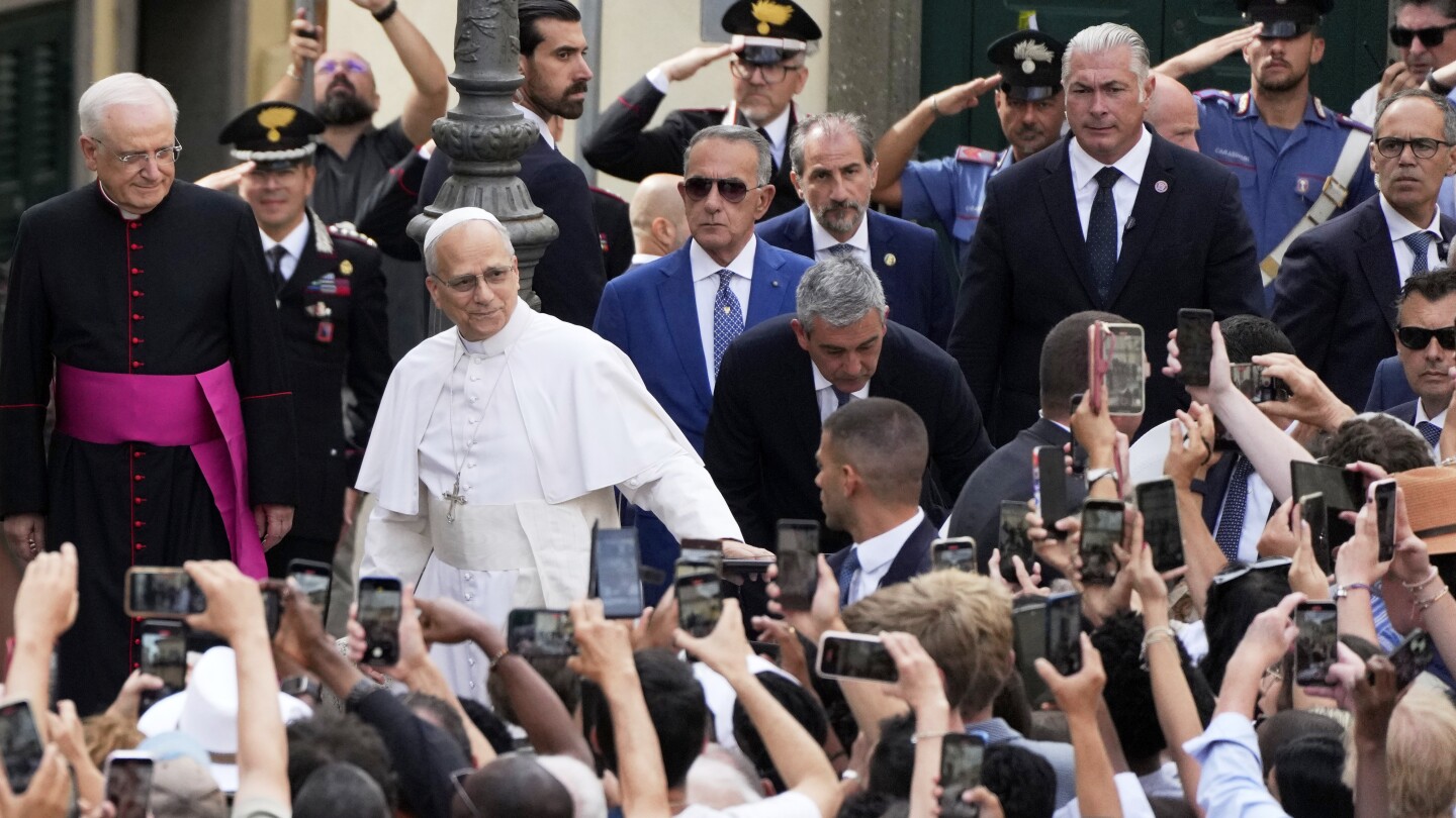 Papa celebra missa em igreja paroquial ligada à sua ordem agostiniana