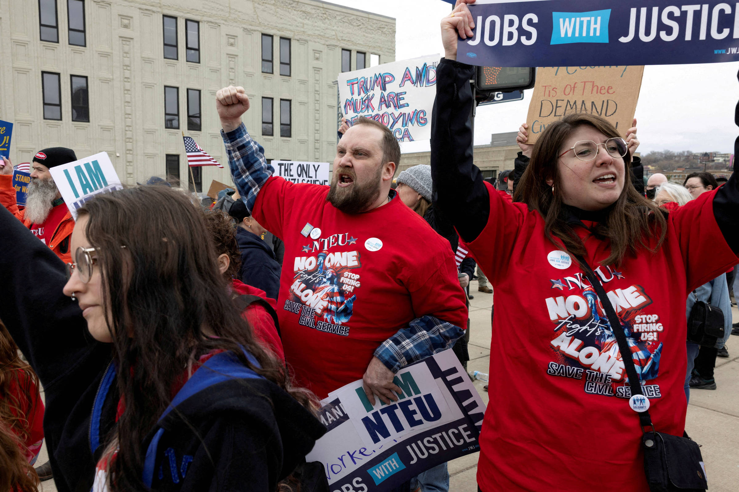 Funcionários federais protestam após demissões em massa, em Kansas City, no Missouri. (Foto: Chase Castor/REUTERS)