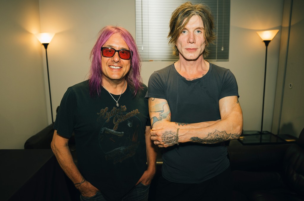 Goo Goo Dolls promove sorteio para arrecadar fundos para vítimas de enchentes no Texas