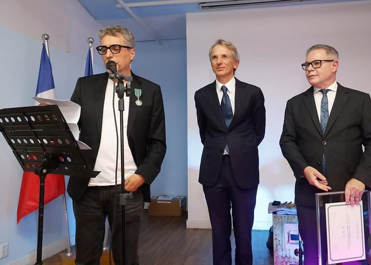 Kleber Mendonça Filho é homenageado com medalha pelo governo da França