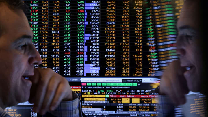 Cenário econômico instável exige estratégia de investimento em ações de crescimento e valor