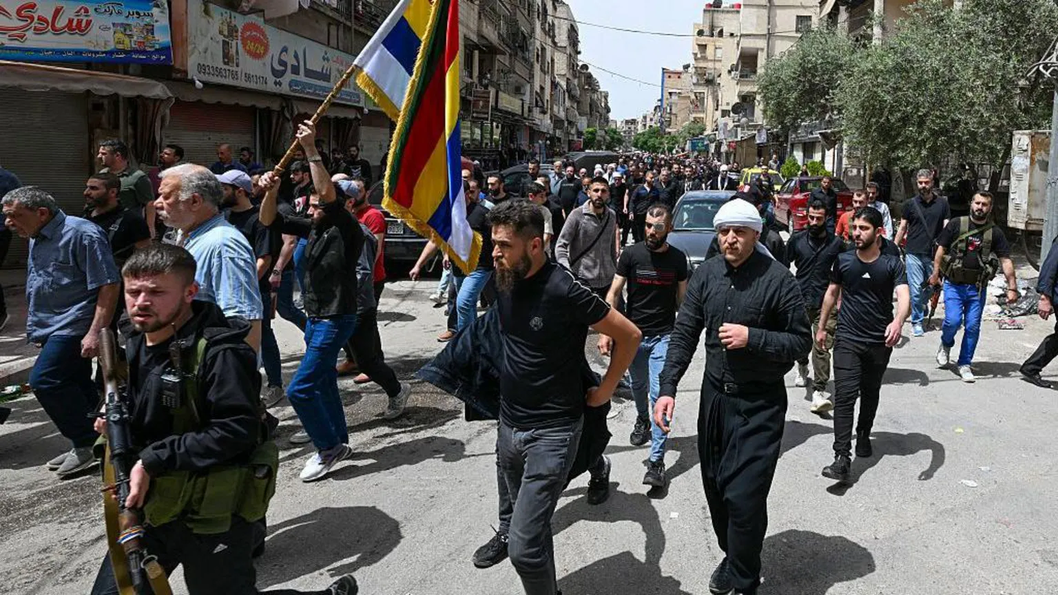 Gunmen participam de um funeral para pessoas mortas mais cedo nesta semana em confrontos entre a comunidade drusa da Síria e as forças de segurança. (Foto: AFP)